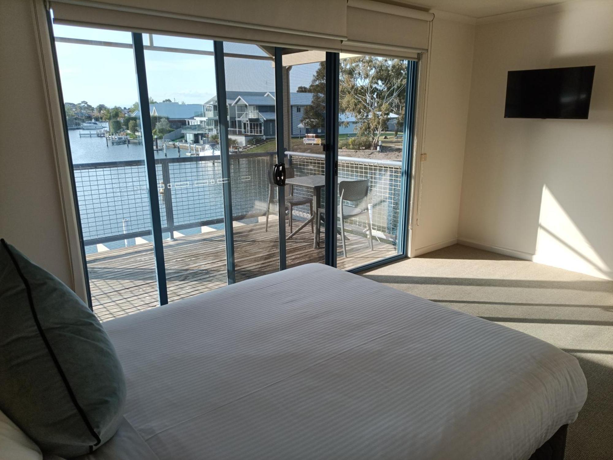 Captains Cove Resort - Waterfront Apartments Paynesville Kültér fotó