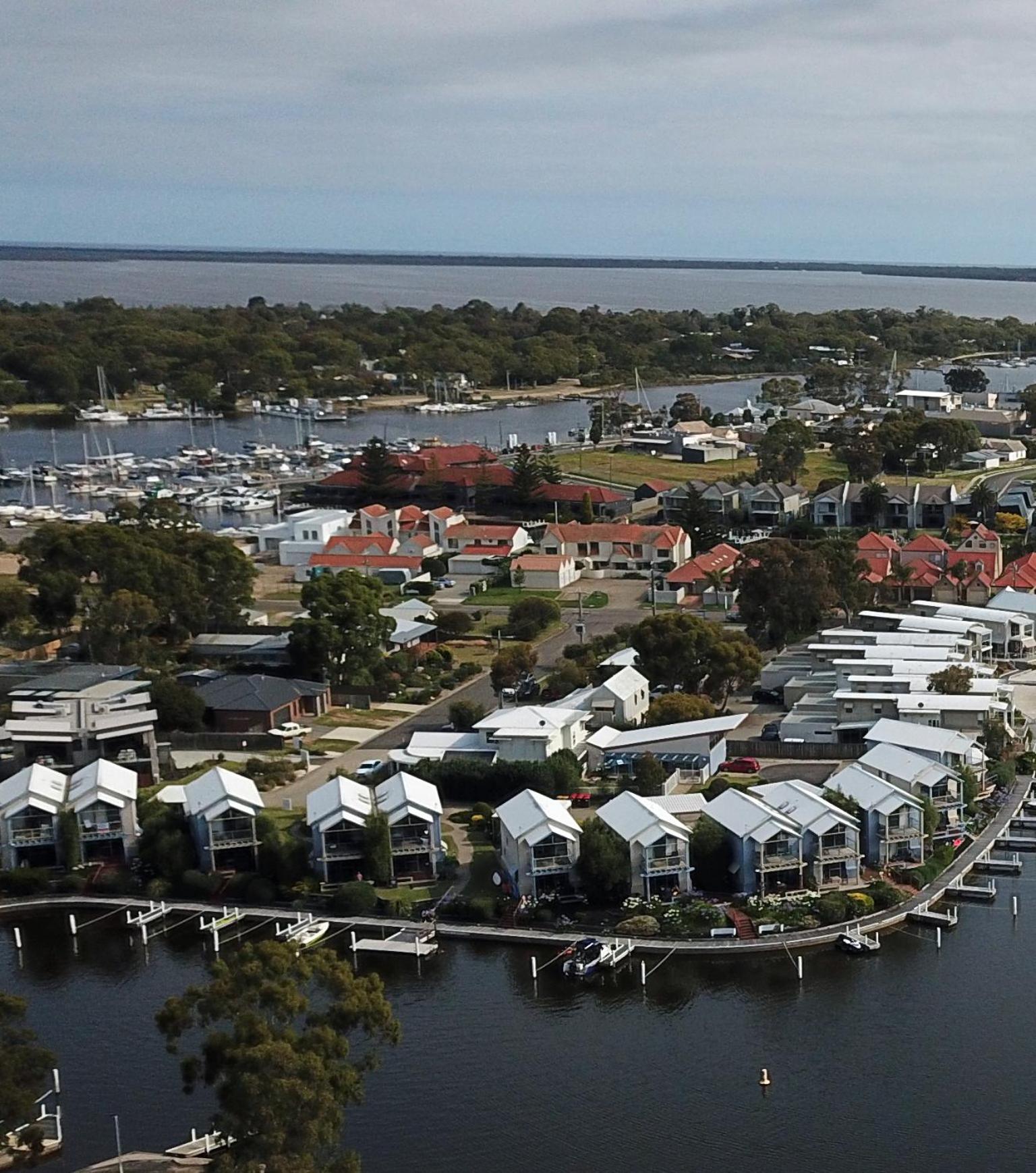 Captains Cove Resort - Waterfront Apartments Paynesville Kültér fotó