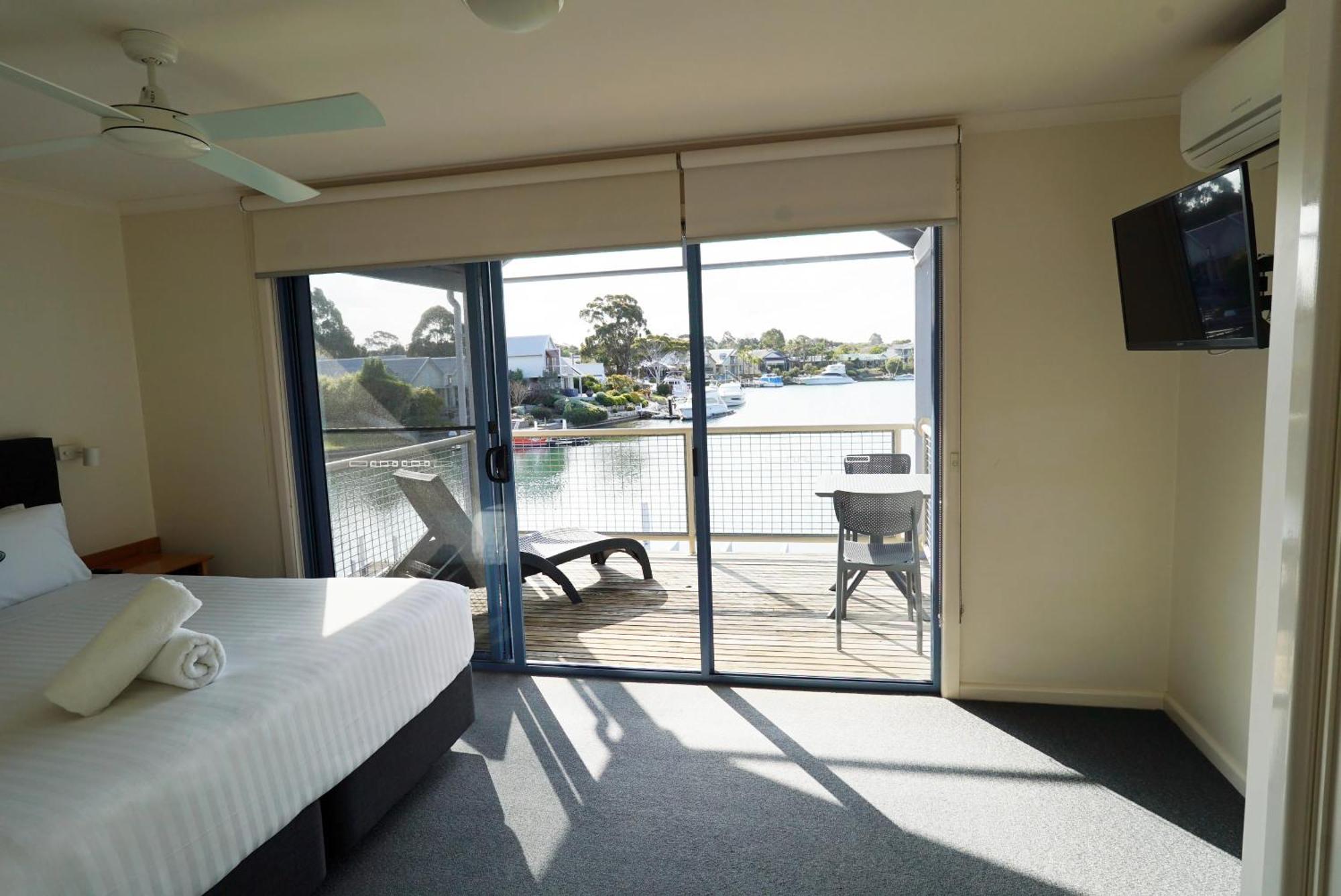 Captains Cove Resort - Waterfront Apartments Paynesville Kültér fotó